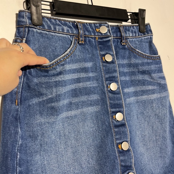 H&M Medium Wash Semi Distressed Hem Button Down Denim Mini Skirt Size 4 - Picture 2 of 6
